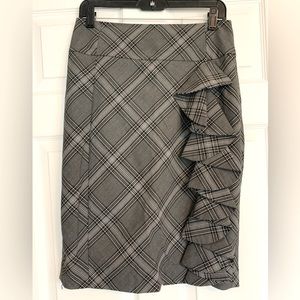GUC Express grey plaid ruffle front skirt size 8